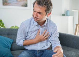 Boli cię gardło i masz chrypkę? To może być „cichy refluks”. Sprawdź, czym jest refluks krtaniowo-gardłowy i co go powoduje