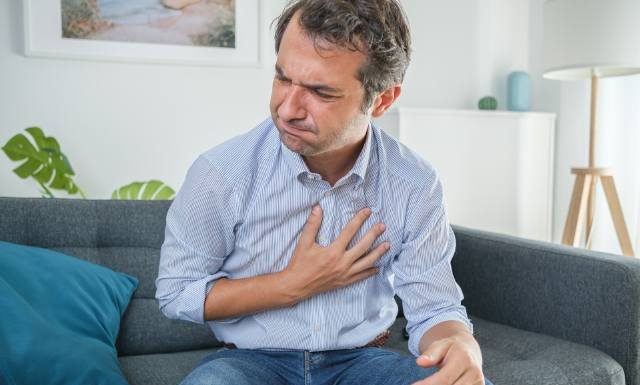 Boli cię gardło i masz chrypkę? To może być „cichy refluks”. Sprawdź, czym jest refluks krtaniowo-gardłowy i co go powoduje