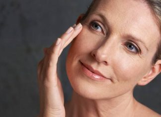 Rozjaśnij cienie pod oczami w 15 minut. Naturalne i tanie kosmetyki masz pod ręką. Rozświetlą skórę i odmłodzą spojrzenie