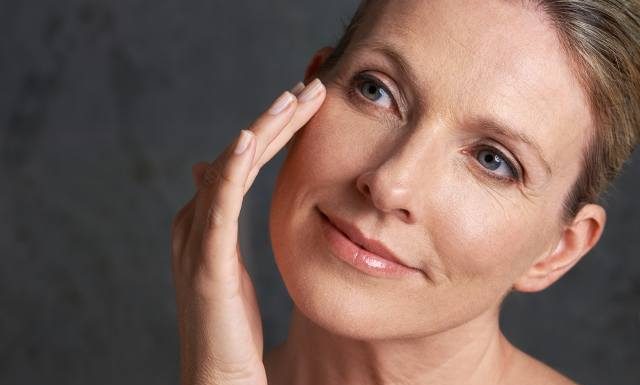 Rozjaśnij cienie pod oczami w 15 minut. Naturalne i tanie kosmetyki masz pod ręką. Rozświetlą skórę i odmłodzą spojrzenie