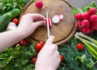 Pysznie smakują, ale niektórym mogą szkodzić. Czy warto sięgać po pierwsze warzywa? Zobacz, jak bezpiecznie jeść nowalijki