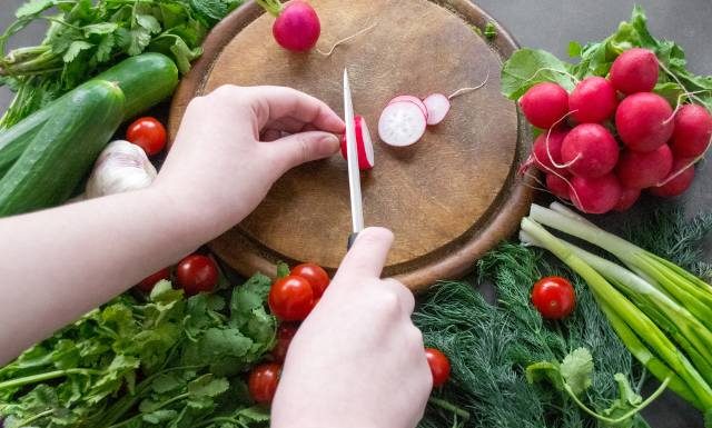 Pysznie smakują, ale niektórym mogą szkodzić. Czy warto sięgać po pierwsze warzywa? Zobacz, jak bezpiecznie jeść nowalijki