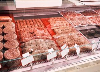 Groźna bakteria w mięsie z supermarketu. Sprawdź, czy masz je w lodówce?