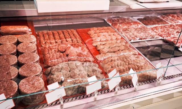 Groźna bakteria w mięsie z supermarketu. Sprawdź, czy masz je w lodówce?