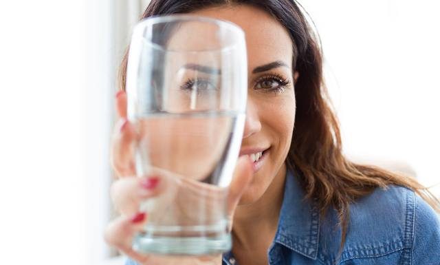 Jaki jest właściwy sposób picia wody? Tak podstawową czynność wiele osób wykonuje źle. Podpowiadamy, jak zachęcić się do sięgania po wodę