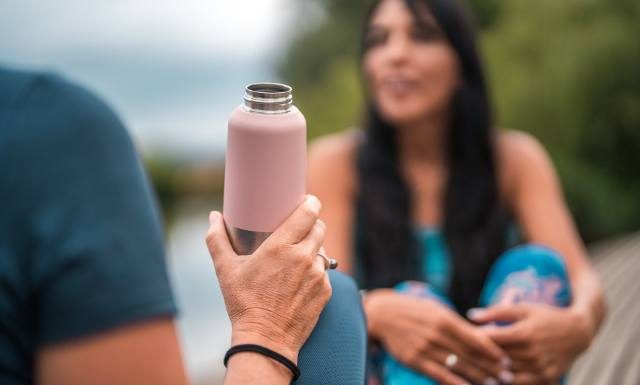 Butelka do wody zagrożeniem dla zdrowia. Wielorazowy bidon może być brudniejszy od klozetu. Zobacz szokujące wyniki badań. Sprawdź, co robić