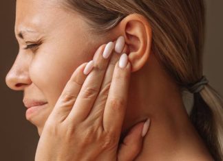 Trend z TikToka, który może prowadzić do głuchoty. Eksperci ostrzegają przed niebezpieczną modą