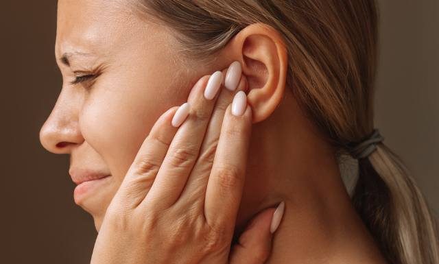 Trend z TikToka, który może prowadzić do głuchoty. Eksperci ostrzegają przed niebezpieczną modą