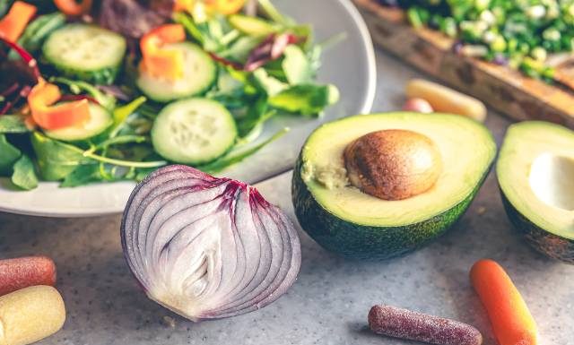 Czysta Piętnastka 2024. To lista owoców i warzyw, w których jest najmniej chemii. Na podium trzy ulubione warzywa Polaków