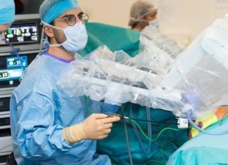 Chirurdzy uwolnili mężczyznę od kokosa. Niebywałe, gdzie go sobie wepchnął