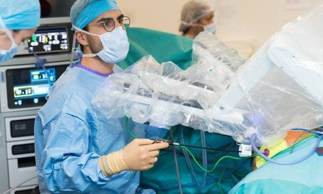 Chirurdzy uwolnili mężczyznę od kokosa. Niebywałe, gdzie go sobie wepchnął