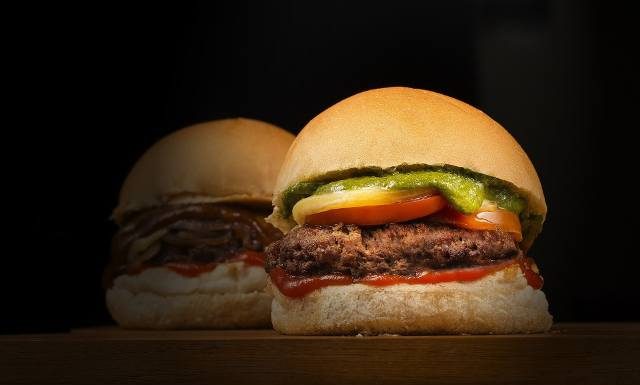 Hamburgery z groźną bakterią! Ich spożycie grozi zatruciem! Najnowsze ostrzeżenia GIS 22.03.2024