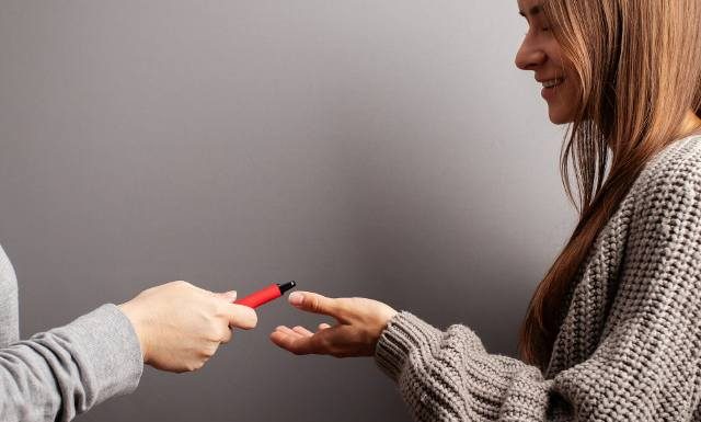 Zakaz jednorazowych e-papierosów od maja 2024 r? MZ pracuje nad ustawą