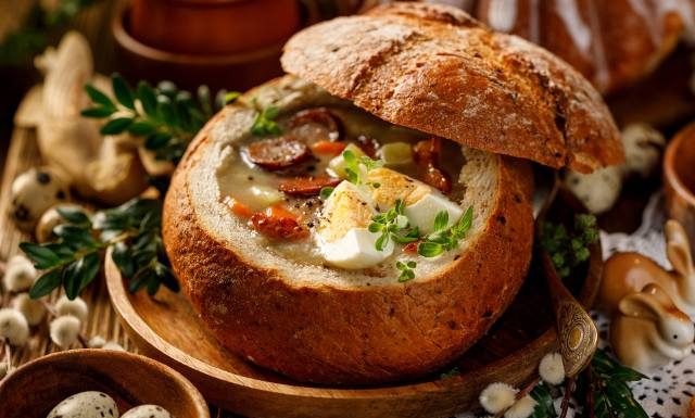 Co wybierasz: barszcz biały czy żurek wielkanocny? Różnią się jednym znaczącym składnikiem. Wypróbuj przepisy na te wielkanocne dania