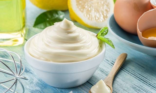 Uwielbiasz majonez? Może ci zaszkodzić. Unikaj go przy tych schorzeniach nie tylko ze względu na cholesterol. Kto nie może jeść majonezu?
