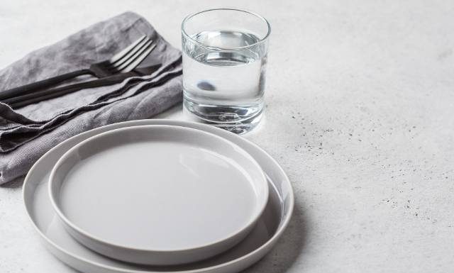 Post w Wielki Piątek to nie post przerywany. Na czym polega? Czy jednodniowa głodówka jest zdrowa? Zobacz, co można jeść w Wielki Piątek