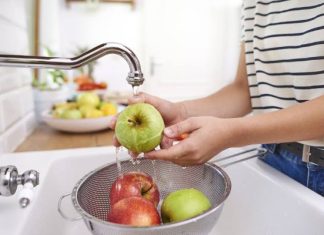 Pestycydy w jabłkach w znanym dyskoncie. Jest się czego obawiać? Ten domowy sposób na pozbycie się pestycydów zalecają naukowcy