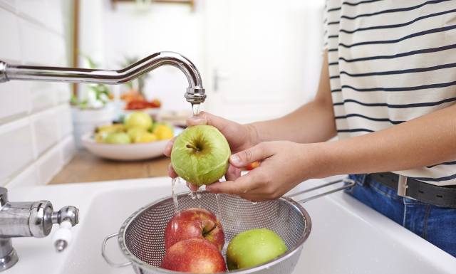 Pestycydy w jabłkach w znanym dyskoncie. Jest się czego obawiać? Ten domowy sposób na pozbycie się pestycydów zalecają naukowcy