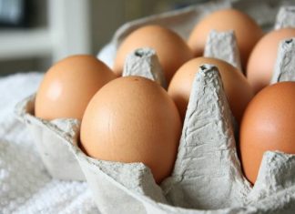 Jak długo można trzymać jajka świeże i gotowane w lodówce i poza? Co z jajkami z marketu? Wyjaśnia naukowiec