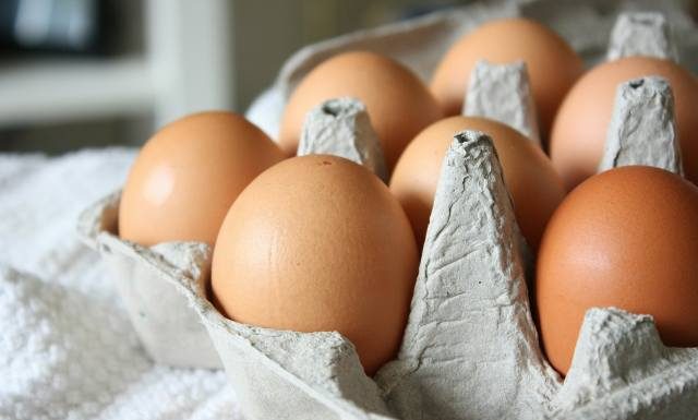 Jak długo można trzymać jajka świeże i gotowane w lodówce i poza? Co z jajkami z marketu? Wyjaśnia naukowiec