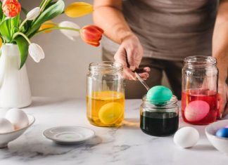 Katar, kaszel i duszności od pisanek? Ekspert podkreśla: jajka lepiej malować naturalnymi barwnikami