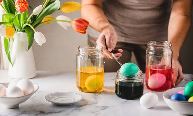 Katar, kaszel i duszności od pisanek? Ekspert podkreśla: jajka lepiej malować naturalnymi barwnikami