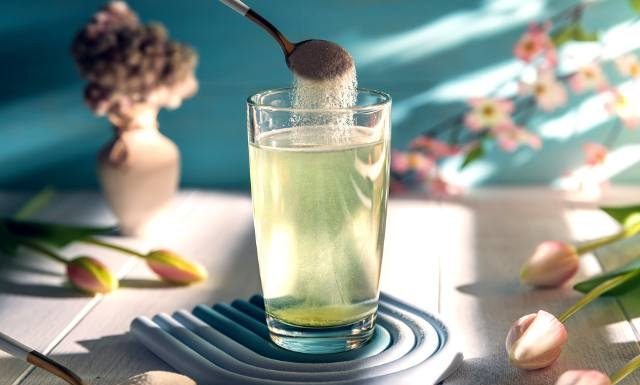 Dlaczego warto stosować kolagen do picia? To korzyści nie tylko dla włosów i paznokci. Sprawdź, kiedy sięgać po kolagen w proszku