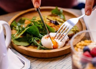 Kto nie może jeść jajek? Tym osobom nawet najzdrowsze jajka mogą zaszkodzić. Jeśli jesteś jedną z nich, zrezygnuj lub ogranicz ich spożycie