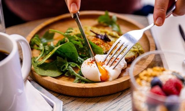 Kto nie może jeść jajek? Tym osobom nawet najzdrowsze jajka mogą zaszkodzić. Jeśli jesteś jedną z nich, zrezygnuj lub ogranicz ich spożycie