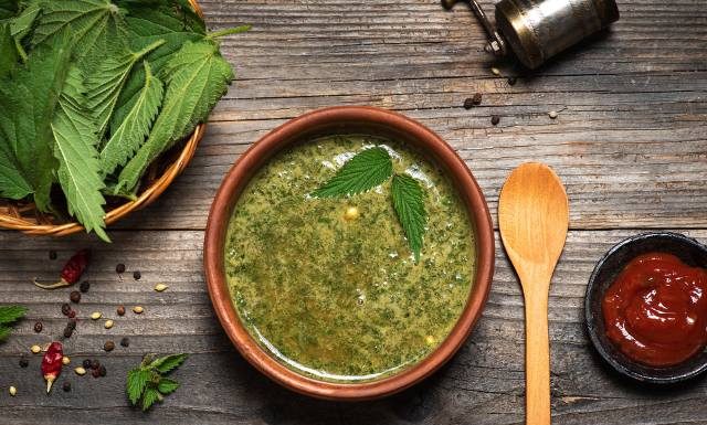 To najbardziej popularny chwast w kuchni. Zastąpi zieleninę i pomoże oczyścić organizm. Ma wiele witamin – zobacz też inne zalety!