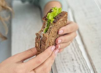 Jak jeść chleb na diecie? Wcale nie rzuciłam pieczywa i schudłam. Zobacz moje sposoby na to, by nie rezygnować z kanapek