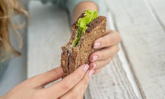 Jak jeść chleb na diecie? Wcale nie rzuciłam pieczywa i schudłam. Zobacz moje sposoby na to, by nie rezygnować z kanapek