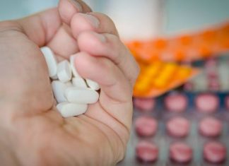 Efekty uboczne suplementów diety i leków bez recepty. Zobacz niepożądane skutki popularnych leków. Bierzemy je na potęgę!