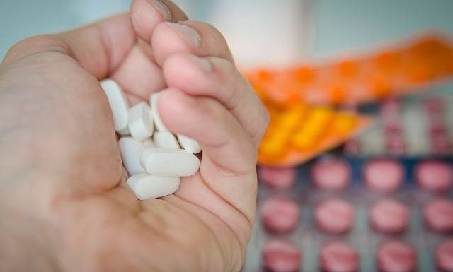 Efekty uboczne suplementów diety i leków bez recepty. Zobacz niepożądane skutki popularnych leków. Bierzemy je na potęgę!