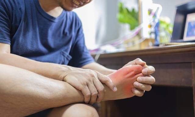 Jakie są objawy dny moczanowej? Poznaj przyczyny podagry i dietę dla osób z artretyzmem. Zobacz, jak sprawdzić czy masz dnę moczanową?