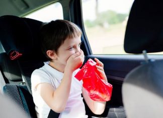 Choroba lokomocyjna potrafi zepsuć urlop dzieci i dorosłych. Jak z nią walczyć? Wypróbuj leki i domowe sposoby na nudności w podróży