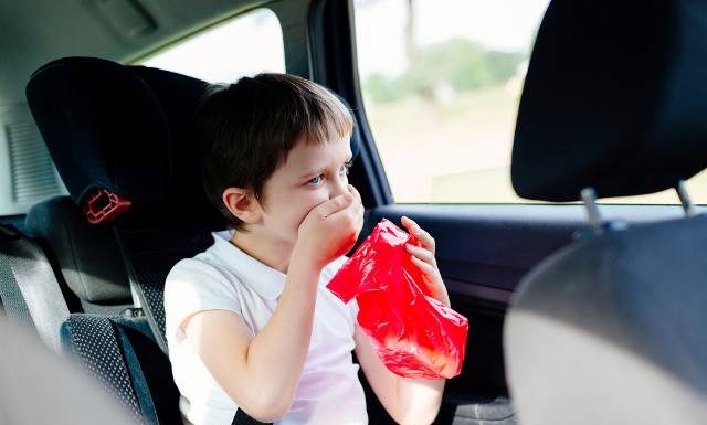 Choroba lokomocyjna potrafi zepsuć urlop dzieci i dorosłych. Jak z nią walczyć? Wypróbuj leki i domowe sposoby na nudności w podróży
