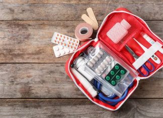 Co zabrać do apteczki na wyjazd z dzieckiem, a co na rower? Tego nie może w niej zabraknąć