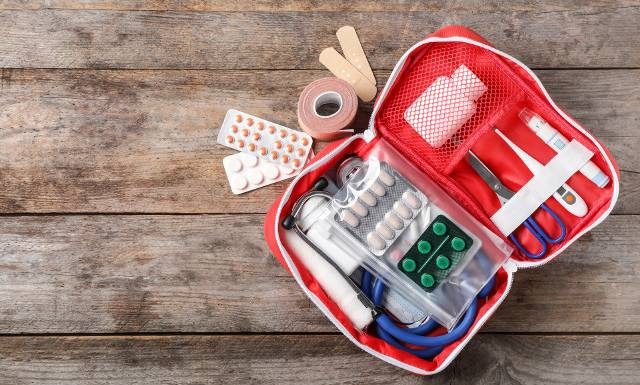Co zabrać do apteczki na wyjazd z dzieckiem, a co na rower? Tego nie może w niej zabraknąć
