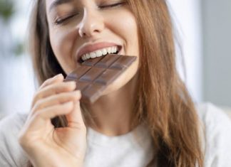 Kochasz czekoladę? To świetnie! Teraz masz 8 powodów, żeby jeść ją z czystym sumieniem. Sprawdź, jak czekolada działa na twój organizm?