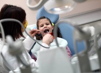 To u dentysty zrobisz za darmo. Odbudowa zęba, proteza i wiele innych. Kilkadziesiąt świadczeń wykonasz na koszt NFZ! Sprawdź szczegóły