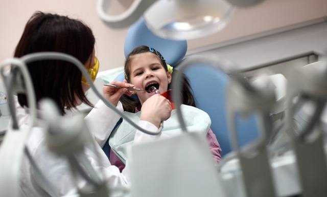 To u dentysty zrobisz za darmo. Odbudowa zęba, proteza i wiele innych. Kilkadziesiąt świadczeń wykonasz na koszt NFZ! Sprawdź szczegóły