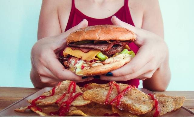 Unikaj takiego jedzenia. Jest bardzo rakotwórcze! Te produkty spożywcze zwiększają ryzyko zachorowania na nowotwór. Sprawdź!