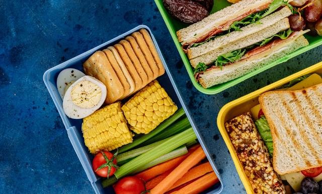 Ruszasz na urlop? Przygotuj w domu prowiant na drogę. 9 pomysłów na zdrowe i smaczne przekąski idealne w podróży!