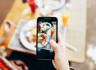 QUIZ: Czy jesteś uzależniony od telefonu? Odpowiedz na 10 pytań i sprawdź, czy spędzasz za dużo czasu przed ekranem smartfona