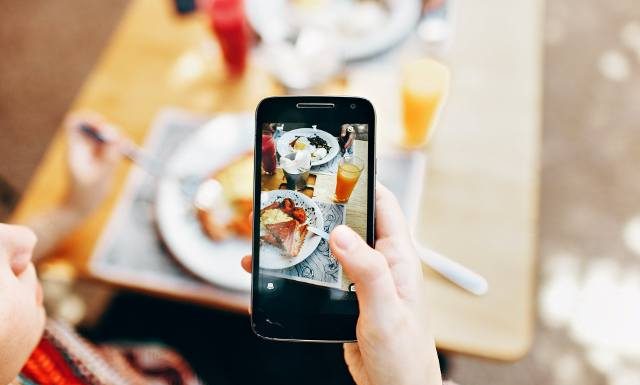 QUIZ: Czy jesteś uzależniony od telefonu? Odpowiedz na 10 pytań i sprawdź, czy spędzasz za dużo czasu przed ekranem smartfona