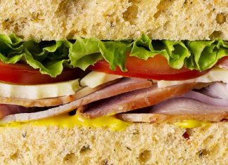 Najgorsze dodatki do kanapki. Te składniki sprawią, że posiłek z pieczywem będzie niezdrowy i tuczący. Czym je zastąpić?