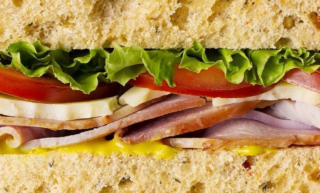 Najgorsze dodatki do kanapki. Te składniki sprawią, że posiłek z pieczywem będzie niezdrowy i tuczący. Czym je zastąpić?