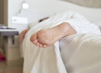 Wystawiasz nocą jedną stopę spod kołdry? To nie przypadek. Sprawdź, co to oznacza