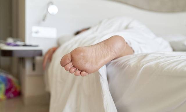 Wystawiasz nocą jedną stopę spod kołdry? To nie przypadek. Sprawdź, co to oznacza